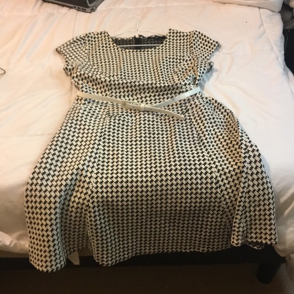 Dress. - Picture 3 of 5